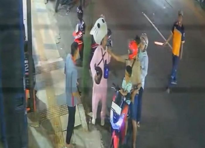 Viral Pemotor Tampar Badut Pengamen hingga Dipaksa Bersujud di Tuban