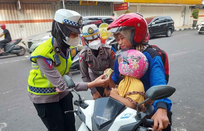 Operasi Keselamatan Semeru 2023, Satlantas Polres Mojokerto Kota Bagikan Coklat ke Pengguna Jalan