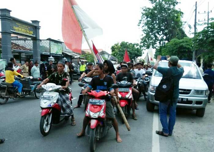 Puluhan Nelayan Palang Demo Minta Penggunaan Cantrang Dilegalkan Puluhan Nelayan Palang Demo Minta Penggunaan Cantrang Dilegalkan