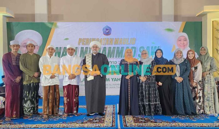 Peringati Maulid Nabi di Lirboyo Kediri, Gubernur Khofifah Ajak Santri Amalkan Ilmu dan Keikhlasan Peringati Maulid Nabi di Lirboyo Kediri, Gubernur Khofifah Ajak Santri Amalkan Ilmu dan Keikhlasan