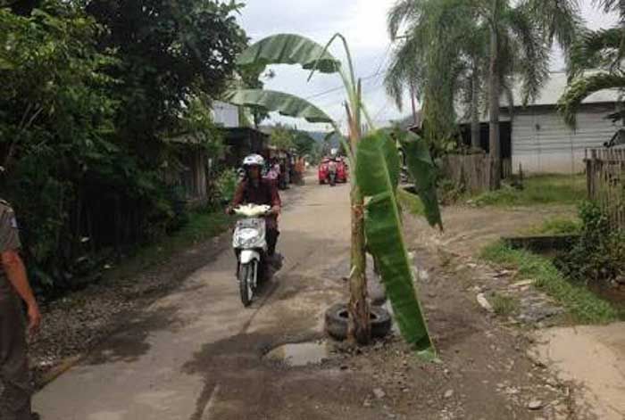 Jalan Rusak dan Kerap Timbul Genangan Air, Akses Candi Brahu Ditutup Warga