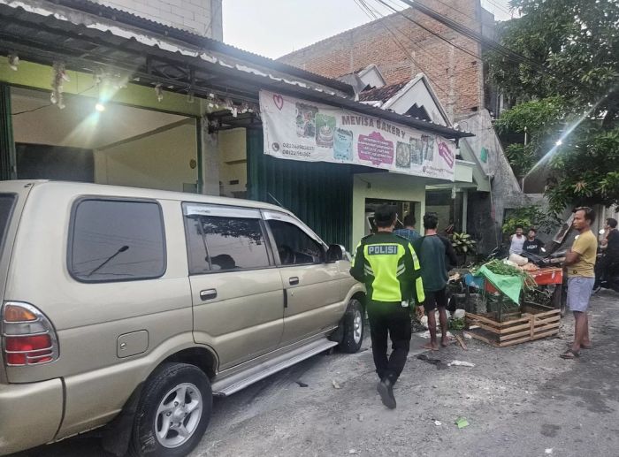 Mobil Panther Hilang Kendali di Lamongan, Tabrak Lapak Sayur dan Enam Warga