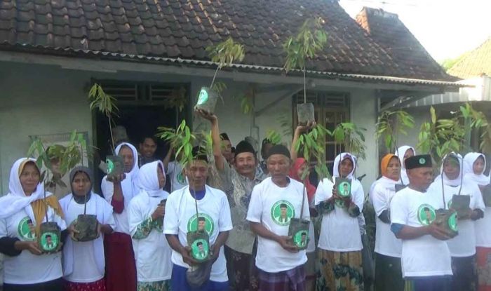 Pendukung Ganjar Pranowo Gelar Aksi Tanam Pohon Durian di Bojonegoro