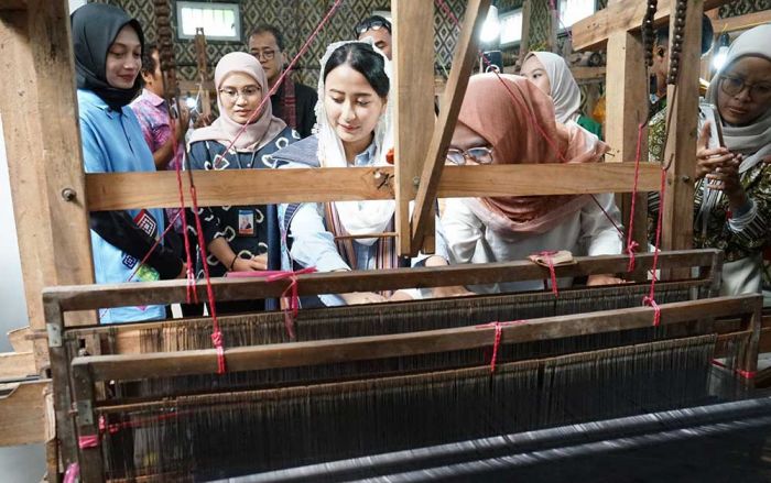 Wali Kota Kediri Dampingi Wamendag Kunjungi Sentra Tenun Ikat, Dorong Produk Lokal Go Ekspor Wali Kota Kediri Dampingi Wamendag Kunjungi Sentra Tenun Ikat, Dorong Produk Lokal Go Ekspor