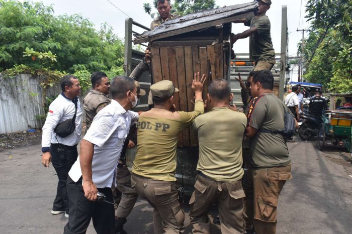 Satpol PP Surabaya Lakukan Sosialisasi serta Penertiban PKL di Jalan Sulung dan Johar