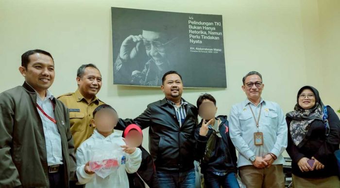 Bupati Gresik Dampingi Kepulangan 3 Anak PMI dari Malaysia