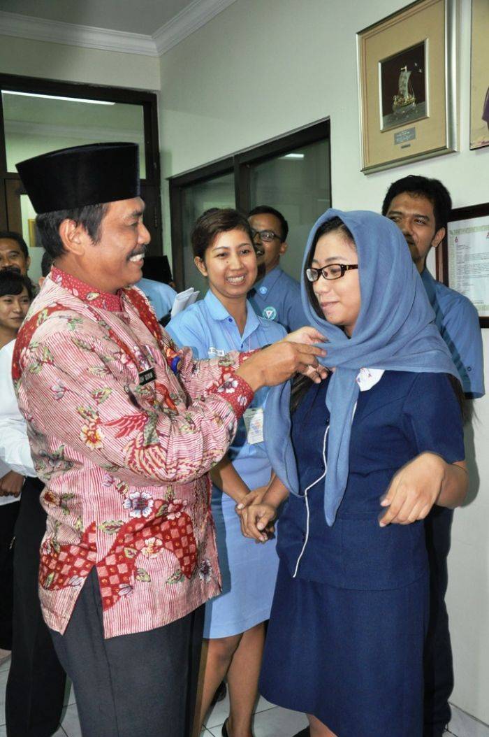 Wabup Gresik Bagi-bagi Jilbab kepada Karyawati Indospring