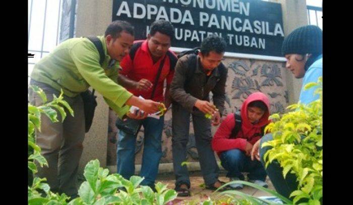 Kenang Reformasi, Jurnalis Tuban Tabur Bunga di Monumen Pancasila 