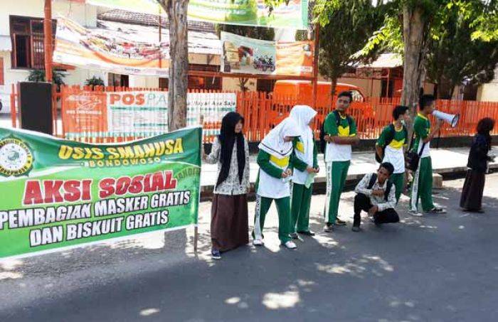 Hujan Abu Vulkanik Belum Berhenti, Siswa SMA NU Bondowoso Bagikan Masker dan Biskuit