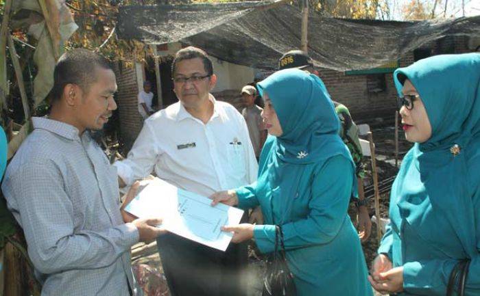 PKK Sidoarjo Jenguk Korban Kebakaran Renggut Tiga Balita di Suwaluh