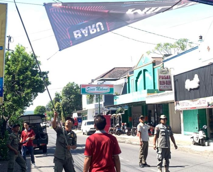 Tegakkan Perda, Satpol PP Blitar Tertibkan Reklame dan Baliho yang Izinnya Bermasalah
