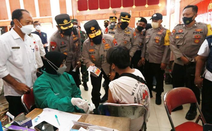Kapolda Jatim Tinjau Pelaksanaan Vaksinasi Covid-19 Berhadiah di Bakorwil Madura