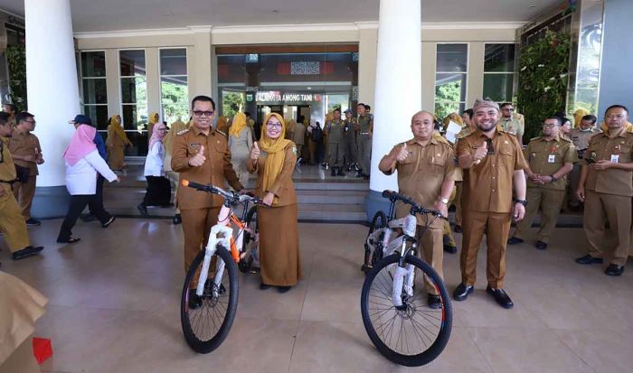 Wali Kota Bersama Wakil Wali Kota Batu Bagikan Sepeda dan Bola untuk ASN saat Apel Pagi Wali Kota Bersama Wakil Wali Kota Batu Bagikan Sepeda dan Bola untuk ASN saat Apel Pagi