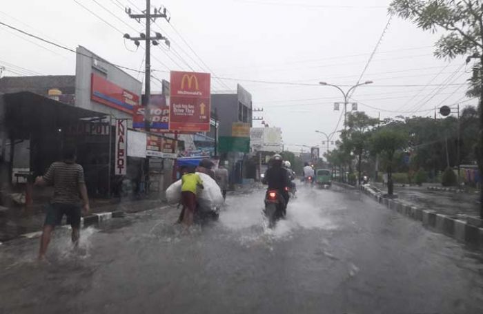 Banjir Kota Gresik Masih Jadi Ancaman, Warga Sayangkan DPU Tutup Mata