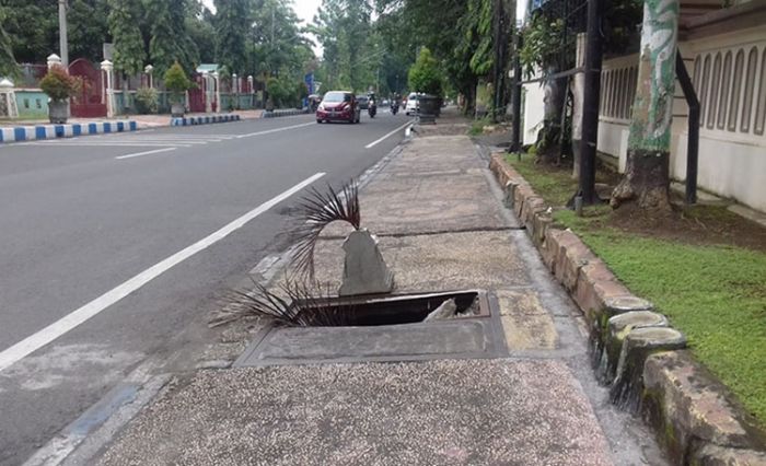 ​Jalan Trotoar Ambrol, Ketua Komisi III DPRD Kota Probolinggo Desak Pemkot Segera Lakukan Perbaikan