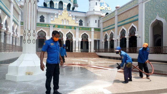 ​Waspada Corona, Pendopo dan Masjid Agung Tuban Disemprot Disinfektan