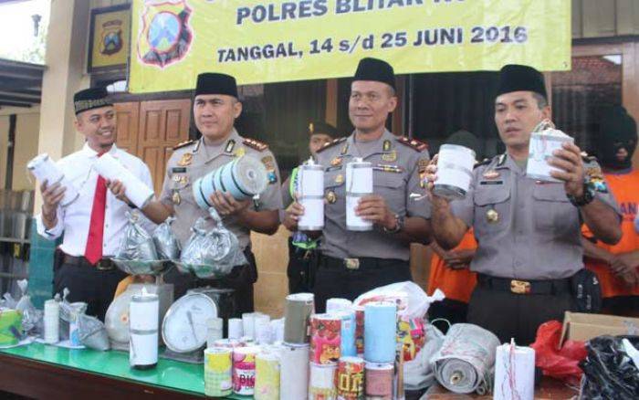 Operasi Camer, Polres Kota Blitar Amankan Ratusan Pengedar Mercon dan Miras