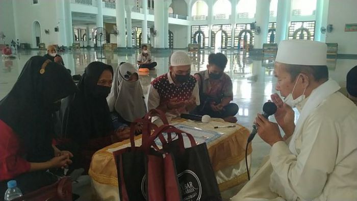 ​Nenek Berusia 70 Tahun dan Anak Berusia 9 Tahun Ikrar Syahadat di Masjid Al Akbar Surabaya