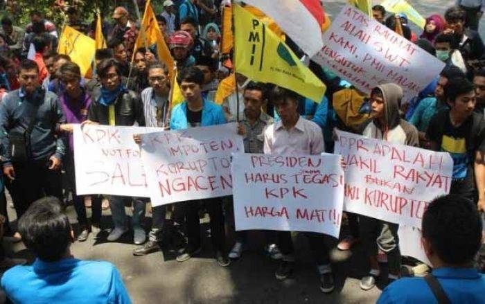 ​Tolak Revisi UU KPK, PMII Demo Gedung Dewan Kota Malang
