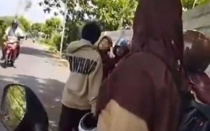 Viral, Siswi SMAN 1 Panji Dipukul Helm hingga Dijambak di Situbondo