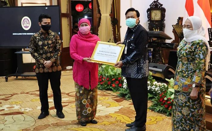Bupati Sambari Raih 2 Penghargaan di Hari Jadi ke-75 Provinsi Jawa Timur