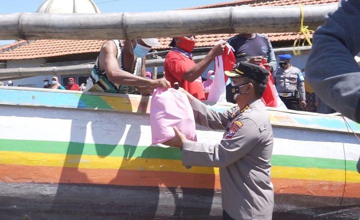 Kapolresta Sidoarjo Bagikan Bansos Sembako dan Bendera Merah Putih di Kampung Nelayan