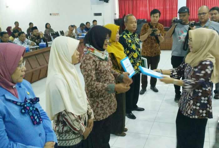 Kembangkan Minat Baca Masyarakat, Pemkot Kediri Serahkan Aplikasi e-Pusda ke Sekolah