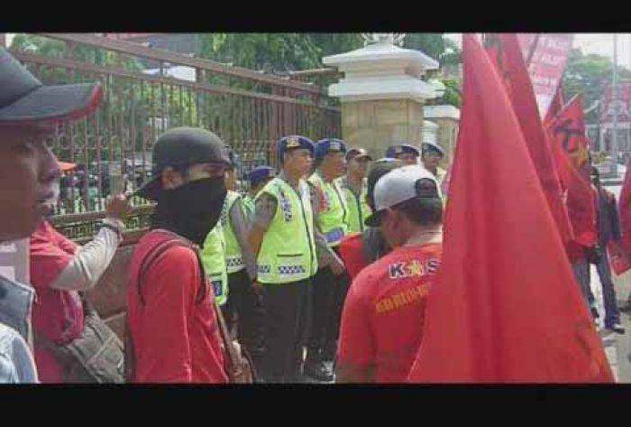 Puluhan Buruh di Gresik Demo Lagi, Tuntut Gaji Rp 4 Juta dan Rumah