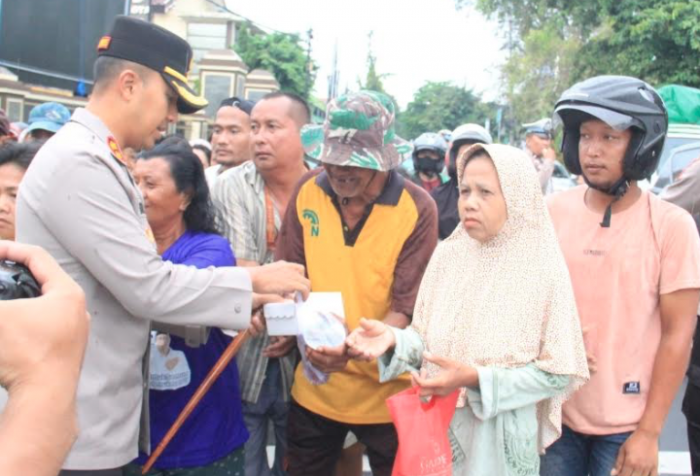 Kapolres Kediri Kota Bagikan Takjil ke Pengguna Jalan di Depan Mapolres