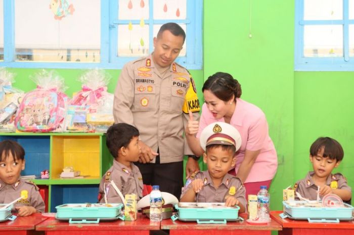 Cerianya Siswa TK Kemala Bhayangkari 42 Kota Kediri saat Dapatkan Makan Bergizi Gratis