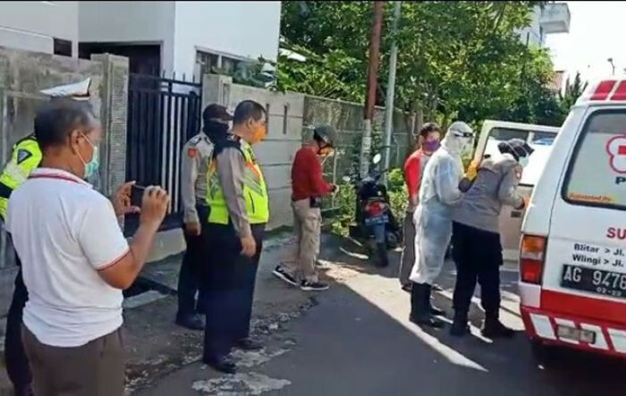 Kelelahan, Nenek Penjual Telur Pingsan di Pinggir Jalan, Evakuasi Dilakukan Petugas Ber-APD Lengkap