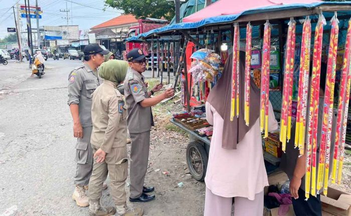 Satpol PP Kabupaten Mojokerto Pantau Penjual Mamin dan Petasan di Utara Brantas