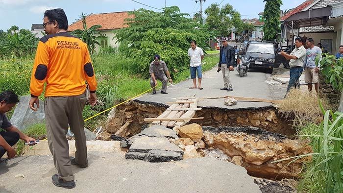 Akses Jalan Antar Desa di Batumarmar Pamekasan Terputus Akibat Ambrolnya Gorong-gorong
