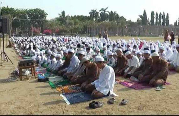 Kemarau Panjang, Ratusan Siswa MI di Lamongan Gelar Salat Istisqa