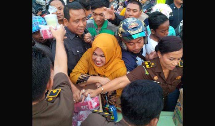 Warga Mengira Kejari Sidoarjo Bagi Sembako, Eh Ternyata Bagi Takjil