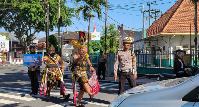 Satlantas Polres Blitar Kota Hadirkan Gatot Kaca dan Werkudoro di Operasi Keselamatan Semeru 2026