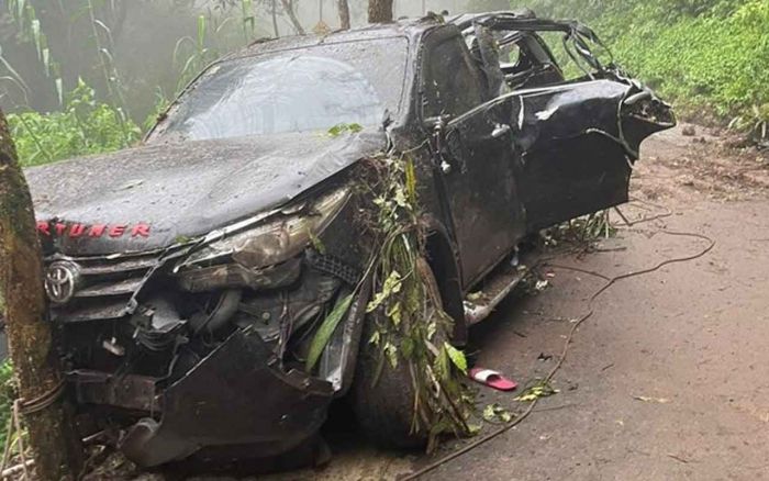 Diduga Alami Rem Blong, Mobil Toyota Fortuner Terjun ke Jurang Bromo