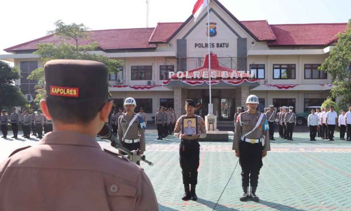 Polres Batu Gelar Upacara PTDH Bripda Wildan Fajar Rahmawan