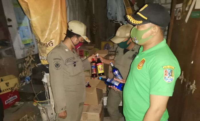 ​Warung Miras di Tuban Dirazia Petugas, Ratusan Botol Diamankan