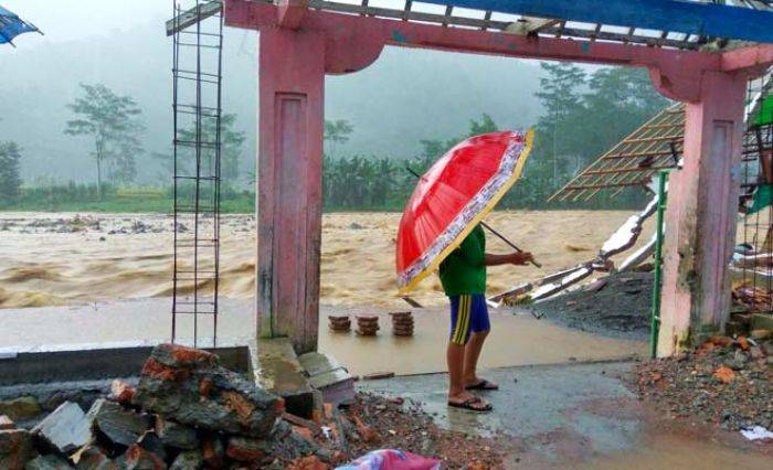 Banjir di Desa Tawing dan Bendoroto Trenggalek: Sejumlah Fasilitas Rusak, Sekolah Ambruk