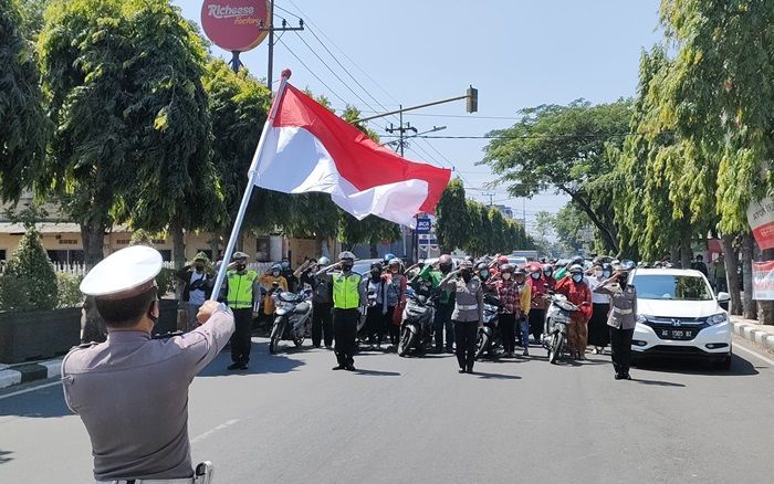 Tepat Pukul 10.17 WIB, Pengguna Jalan di Sejumlah Titik Kota Kediri Nyanyikan Lagu Indonesia Raya