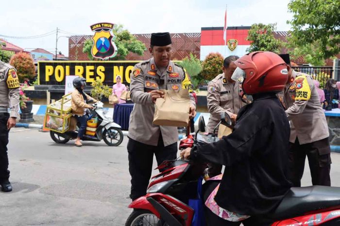 Polres Ngawi Bagikan Paket Makanan dan Berikan Pesan Kepada Pengguna Jalan