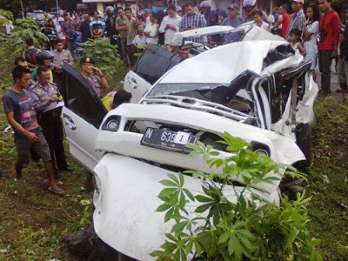 Tertabrak KA, Pengemudi Xenia Tewas Tertabrak KA, Pengemudi Xenia Tewas