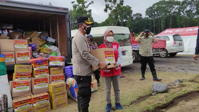 ​Kapolresta Sidoarjo Serahkan Bantuan Kemanusiaan Warga Terdampak Erupsi Gunung Semeru
