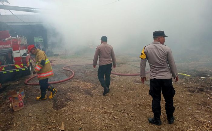 Pabrik Gula Jawa di Kediri Terbakar, Kerugian Ditaksir Mencapai Rp100 Juta