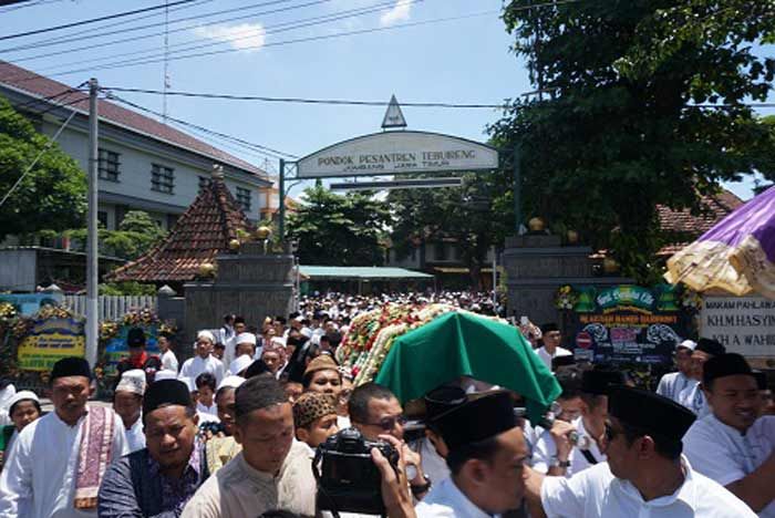 Ribuan Santri Ikuti Pemakaman Nyai Hj Aisyah Hamid Baidlowi