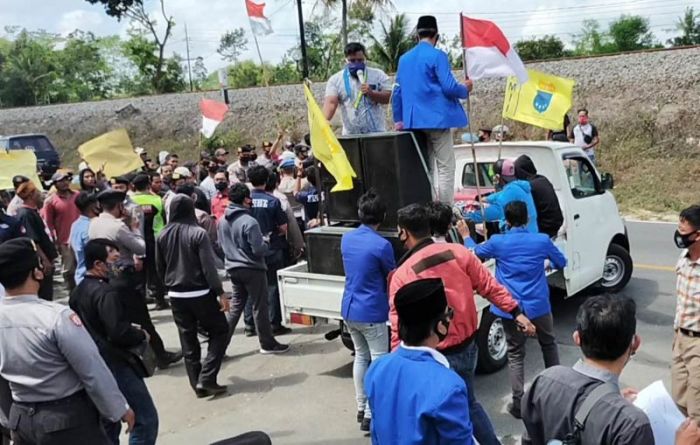 Demo di Depan Mapolres Blitar Nyaris Ricuh, Mahasiswa dan Penambang Pasir Bersitegang