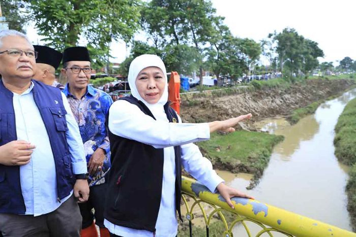 Dapat Aduan Warga yang Mengeluh Banjir, Gubernur Jatim Langsung Siapkan Dump Truck dan Excavator Dapat Aduan Warga yang Mengeluh Banjir, Gubernur Jatim Langsung Siapkan Dump Truck dan Excavator