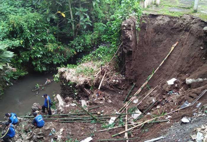 Karung Pasir Dipasang, Cegah Longsor Plengsengan Kali Ngegong Lebih Parah