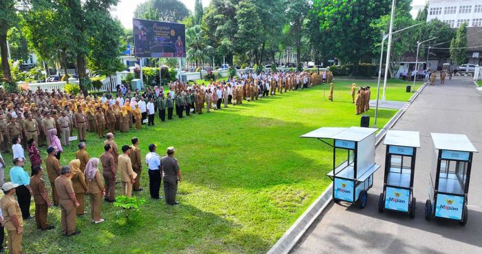 Wali Kota Kediri Serahkan Bantuan Gerobak untuk 24 PKL Terdampak Relokasi